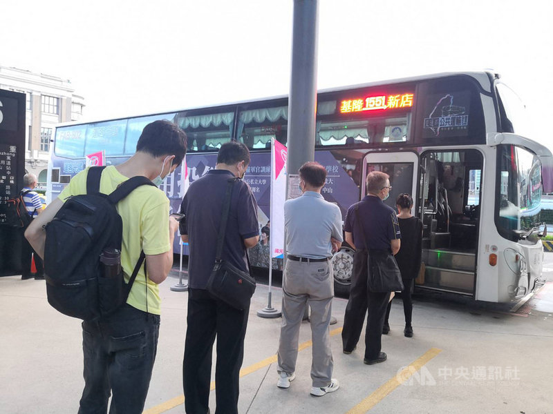 國光客運1日起接替福和客運代駛基隆–新店1551路線,國光客運表示,代駛期間將按照原班表經營載客,雙向對開共計70班次,1日清晨5時順利發出首班車。(國光客運提供)中央社記者王朝鈺傳真 110年8月1日
