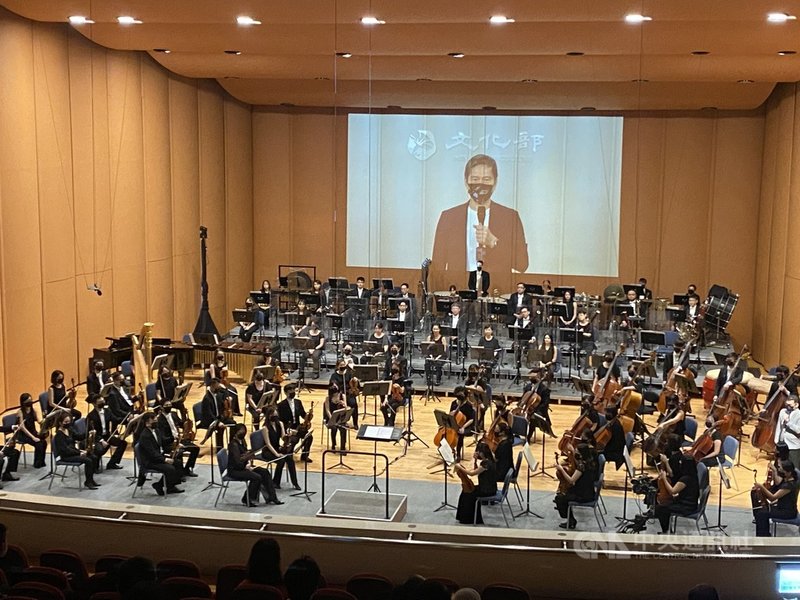 文化部長李永得1日透過異地連線宣告,國立台灣交響樂團NTSO數位音樂廳正式啟用,他也在線上與樂迷一同聆賞由國台交帶來動人的原住民族音樂演出。(文化部提供)中央社記者趙靜瑜傳真 110年8月1日