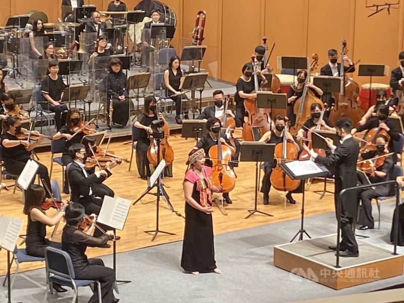 泰雅族女高音林惠珍(中)1日在國台交「山谷的迴響」音樂會中,演唱歌劇詠嘆調「親愛的爸爸」及多首原住民歌謠,台風穩健寶刀未老。(文化部提供)中央社記者趙靜瑜傳真 110年8月1日