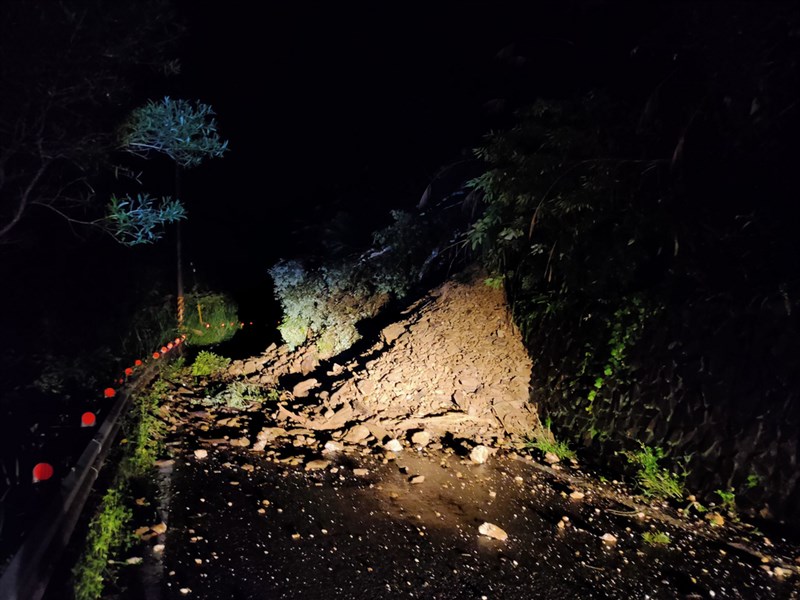 中央氣象局持續對高雄發布雷雨、豪雨警報，大寮、阿蓮等地達淹水警戒，市區積淹水通報48件，山區土石流紅色警戒更多達35條。（高市警察局六龜分局提供）中央社記者蔡孟妤傳真　110年8月1日