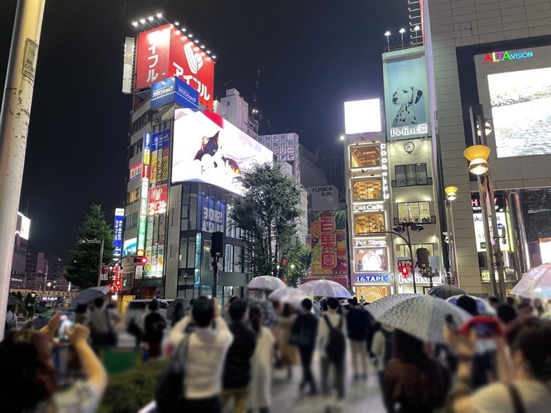 日本疫情全境升溫,其中以東京都最為嚴峻,不過東京都外出人潮並未因疫情緊張而減少,新景點3D貓(圖)及聖火台等地仍可看到大批民眾爭相拍照。(圖取自twitter.com/cross_s_vision)