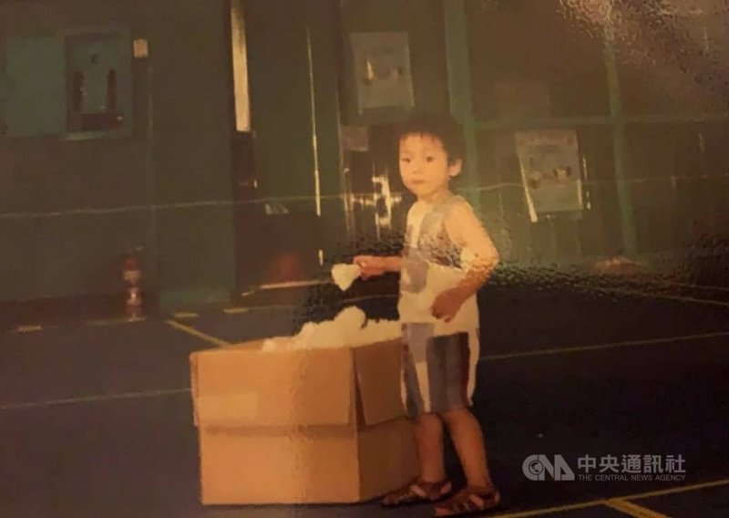 台灣羽球男雙組合「麟洋配」王齊麟與李洋奪下台灣奧運史上首面羽球金牌,李洋母校基隆高中師生興奮不已,李洋(圖)年幼時手拿羽球的可愛模樣照片曝光。(基隆高中提供)中央社記者王朝鈺傳真 110年8月1日