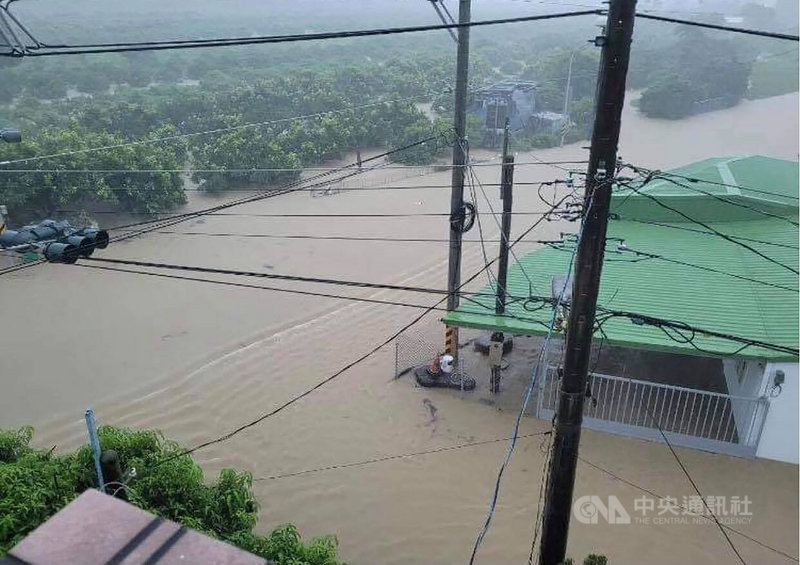 西南氣流帶來的豪大雨不斷,屏東1日9.5小時下了329毫米的雨量,各鄉鎮發生淹水、積水災情。圖為枋寮鄉沿山公路淹水情形。(張仁吉提供)中央社記者郭芷瑄傳真 110年8月1日