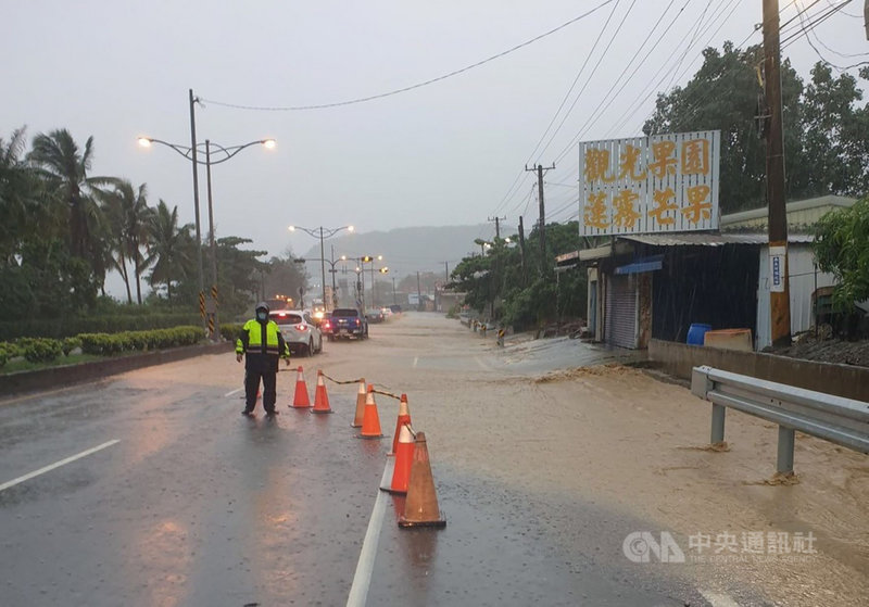 西南氣流帶來的豪大雨不斷,屏東1日9.5小時下了329毫米的雨量,各鄉鎮發生淹水、積水災情,枋山鄉台1線淹水,警方派員疏導交通。(枋寮警分局提供)中央社記者郭芷瑄傳真 110年8月1日