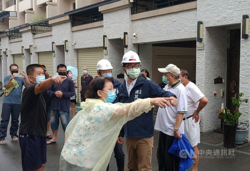 高雄市長陳其邁(中右)1日帶隊前往永安新港里、茄萣金鑾路等處視察,了解近日大雨導致多處積淹水等問題,並指示各項改善工程盡速完成。(高雄市政府提供)中央社記者蔡孟妤傳真 110年8月1日