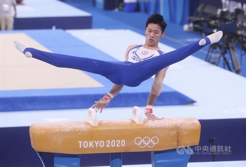 「鞍馬王子」李智凱1日在東京奧運體操男子鞍馬單項決賽登場，從上馬、迴旋一直到下馬，一路近乎完美，終場一掃陰影完美落地，以15.400的高分為台灣摘下銀牌。中央社記者吳家昇攝 110年8月1日