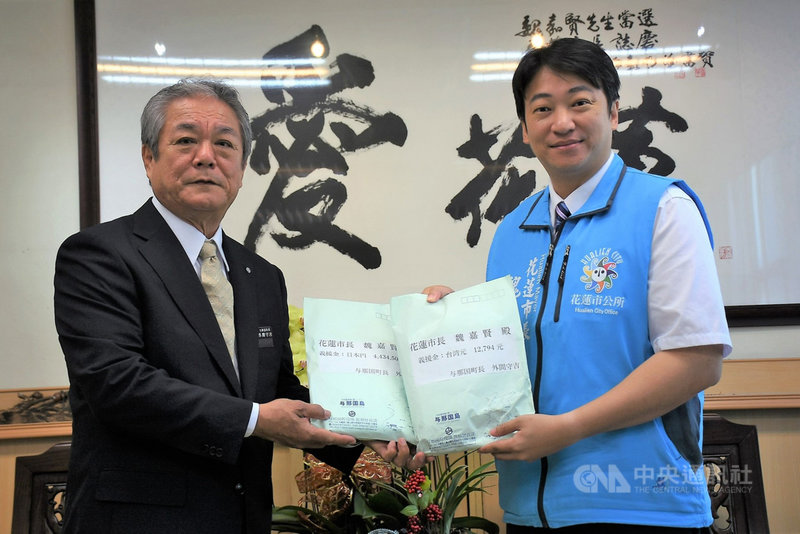 花蓮市姊妹市、日本與那國町長外間守吉(左)8月底將卸任,他曾於2018年花蓮強震後,親送善款到花蓮,協助花蓮市災後重建並幫助弱勢家庭。(花蓮市公所提供)中央社記者李先鳳傳真 110年8月1日
