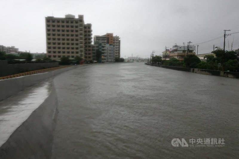 台南地區從7月31日深夜至8月1日清晨間出現明顯雨勢,過去容易造成水患的三爺溪水位上漲,但尚未出現溢堤災情。中央社記者楊思瑞攝 110年8月1日