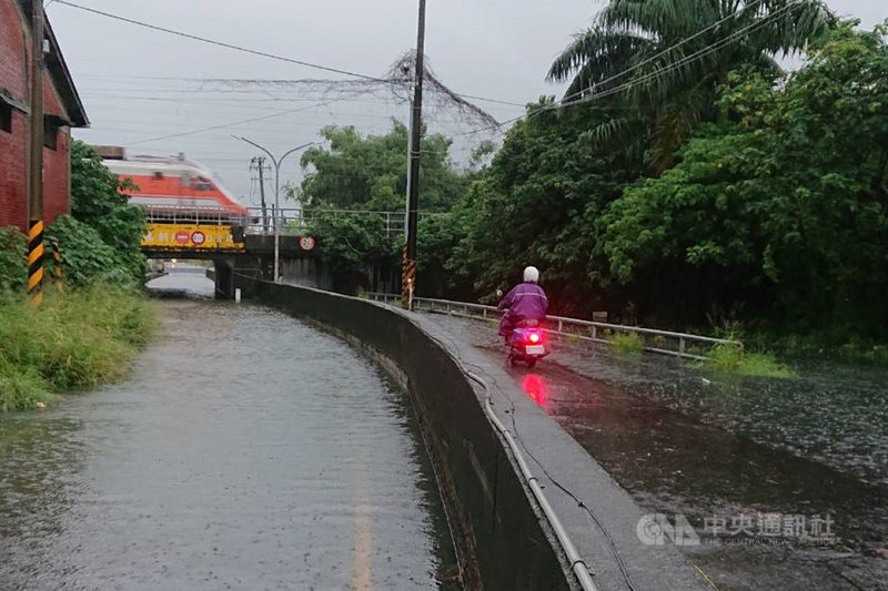 台南地區從7月31日深夜至8月1日清晨間出現明顯雨勢,仁德區保安路二段的鐵道下方涵洞在1日清晨仍因積水封閉,機車僅可勉強行駛一旁便道。中央社記者楊思瑞攝 110年8月1日