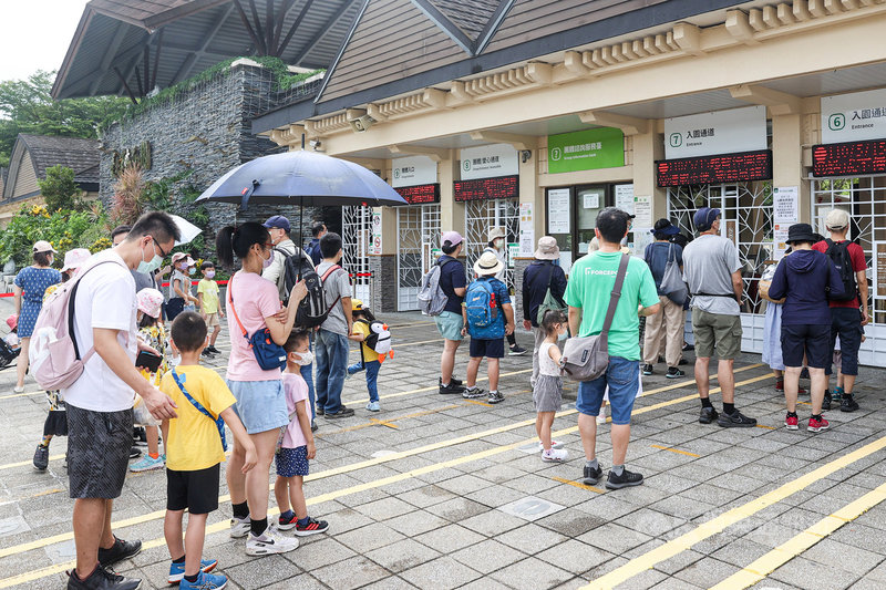台北市立動物園1日有條件恢復營業,入園採預約制,分為上午、下午2個時段,每時段入園限制1800人,有不少民眾一早就帶著孩子在動物園門口等待進場。中央社記者鄭清元攝 110年8月1日