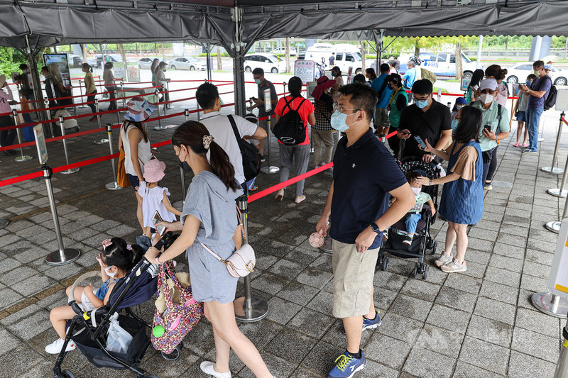 台北市立動物園1日有條件恢復營業,入園採預約制,每日遊客上限3600人,許多家長一早就帶著孩子到動物園前排隊等待入園。中央社記者鄭清元攝 110年8月1日