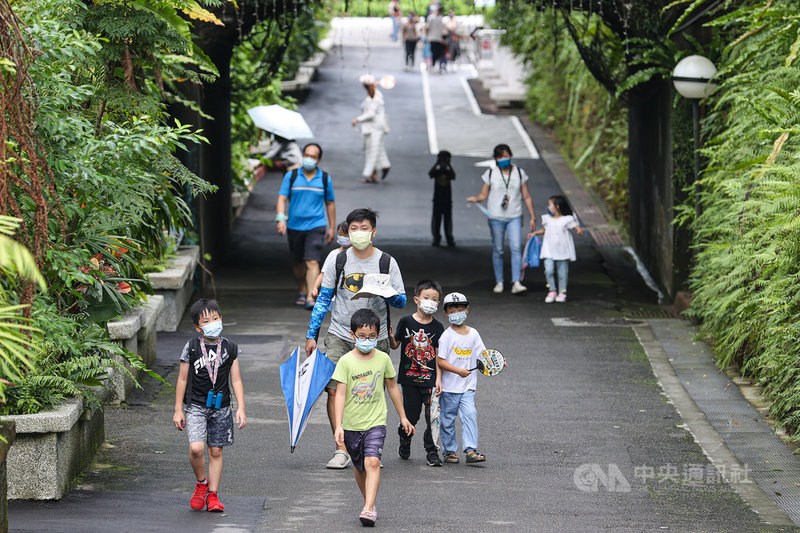 台北市立動物園1日有條件恢復營業,入園採預約制,不少家長趁著週末假日帶著孩子到動物園散心玩耍。中央社記者鄭清元攝 110年8月1日