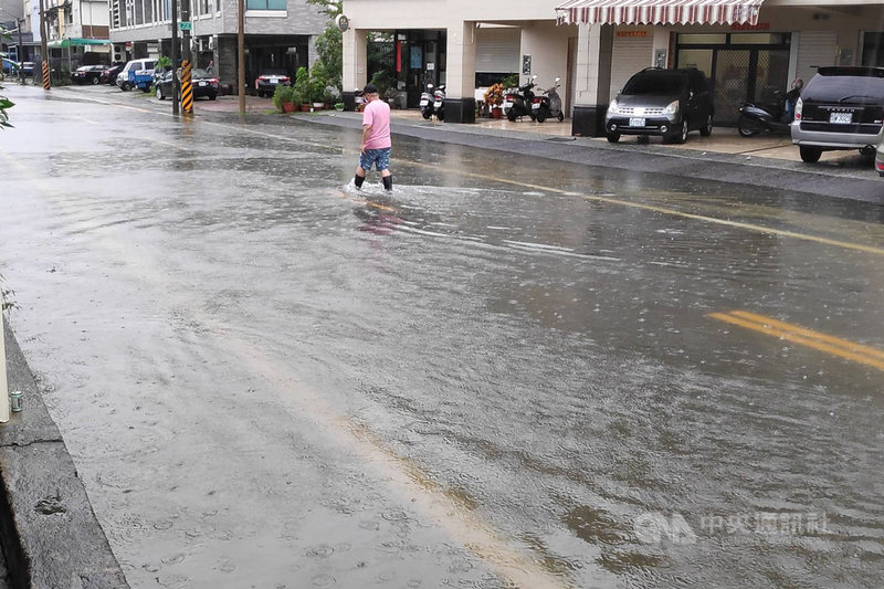 台南地區從7月31日深夜至8月1日清晨間出現明顯雨勢,安南區安吉路一帶一度出現道路積水影響交通情況。(台南市水利局提供)中央社記者楊思瑞台南傳真 110年8月1日