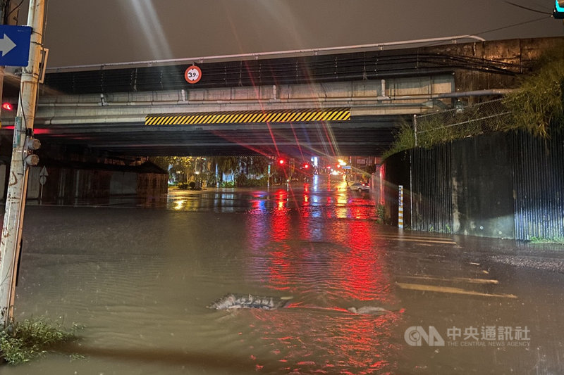 台南地區從7月31日深夜至8月1日清晨間出現明顯雨勢,仁德區太子路的高速公路下方涵洞一度出現積水,影響車輛通行。(台南市水利局提供)中央社記者楊思瑞台南傳真 110年8月1日