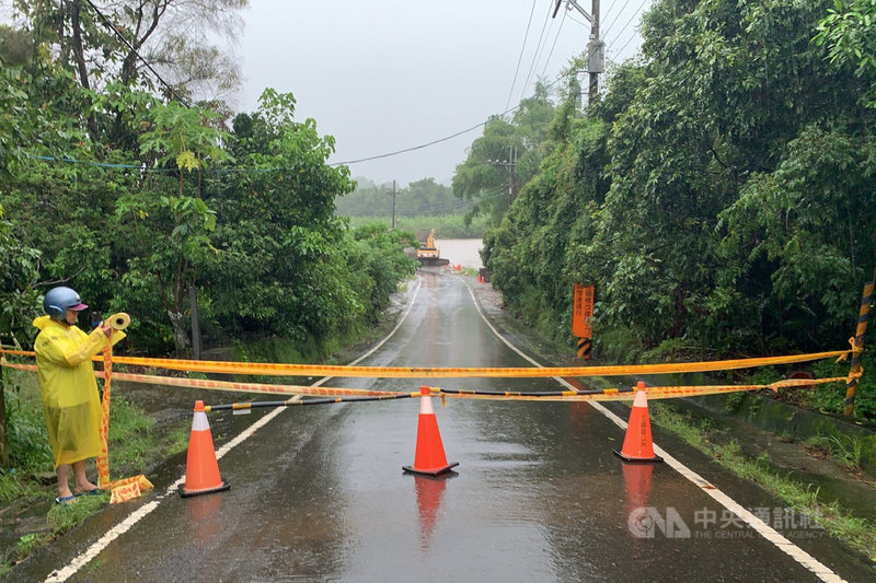台南地區從7月31日深夜至8月1日清晨間出現明顯雨勢,1日上午有28處道路、19座橋梁實施封閉或部分封閉。(台南市工務局提供)中央社記者楊思瑞台南傳真 110年8月1日