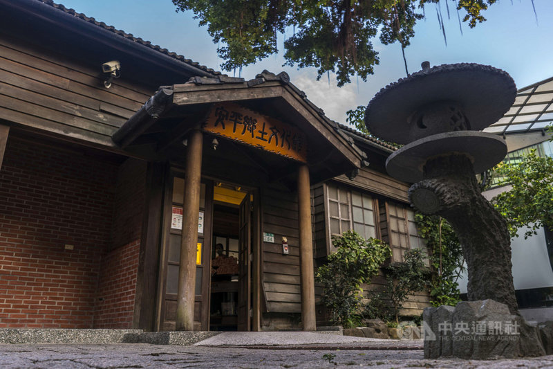 台南市文化局1日公布「南博ONE-台南市博物館與地方文化館慢遊手札」企劃內容,整合24處公、私立博物館與地方文化館推限量集章手冊,即日起至11月28日,邀請民眾自行安排時間,慢慢探索台南各具特色的地方館舍。(台南市文化局提供)中央社記者楊思瑞台南傳真 110年8月1日