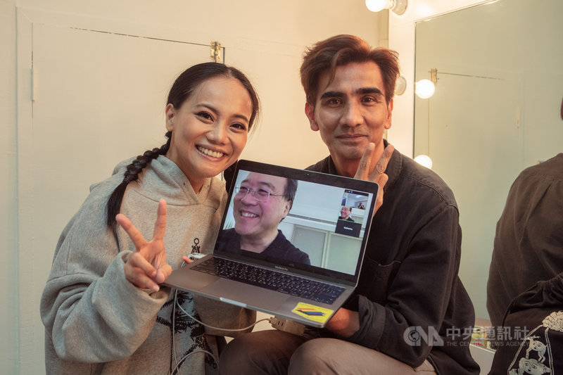 排灣族歌手阿爆(左)與布拉瑞揚舞團藝術總監布拉瑞揚(右)、大提琴家馬友友攜手合作影像計畫「zemian!圍成圈,一起跳舞吧!」,採360度高科技技術拍攝,成果令人驚豔。(Nanguaq那屋瓦提供)中央社記者王心妤傳真 110年8月1日