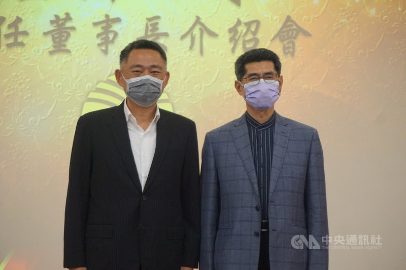 金門酒廠公司新任董事長黃怡凱(右)1日就任,縣長楊鎮浯(左)表示,金酒要開始做「洋酒」(李洋紀念酒),期許金酒動作要快,儘速推出新酒品,再創品牌佳績。中央社 110年8月1日