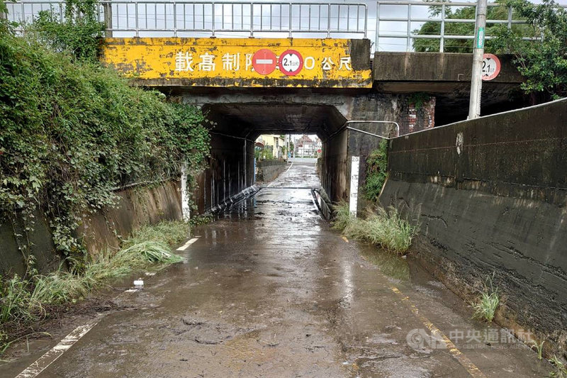 台南市仁德區潭稅橋下涵洞因急降雨一度積淹水封閉,市府1日下午將積水抽乾,留下遍地淤泥。(台南市水利局提供)中央社記者楊思瑞台南傳真 110年8月1日