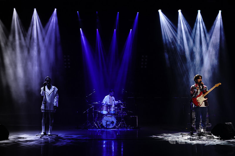 國內COVID-19(2019冠狀病毒疾病)疫情趨緩,高雄流行音樂中心7月31日舉辦「打勾勾.下次見」線上畢業演唱會,是防疫2級警戒後首場完整大型線上音樂會,,吸引超過50萬人次同時收看。(高雄市文化局提供)中央社記者侯文婷傳真 110年8月1日