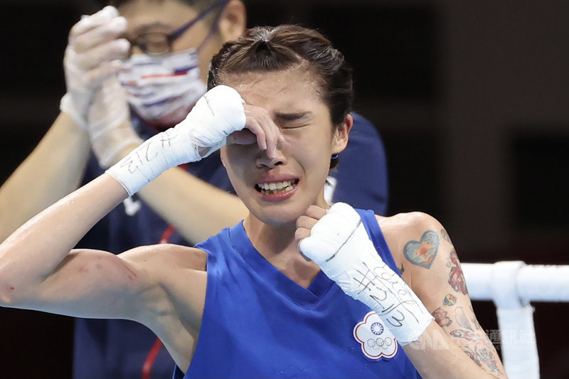 台灣女子拳擊好手黃筱雯1日在東京奧運51公斤量級8強搶勝、晉級4強,確定有牌、接下來力拚獎牌成色。黃筱雯帶著手臂上台灣圖案刺青替台灣奪牌,回去會再補上東京奧運相關刺青。黃筱雯(前)賽後激動落淚。中央社記者吳家昇攝 110年8月1日