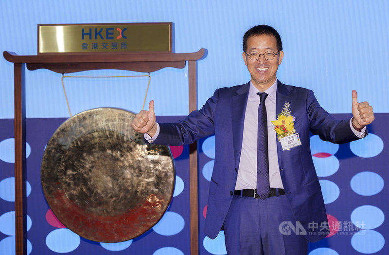 2019年3月28日,中國在線教育服務供應商「新東方在線」在香港交易所掛牌上市,其控股股東為新東方教育科技集團(2006年紐交所上市);第二大股東為騰訊。圖為新東方在線董事長俞敏洪出席上市儀式。2021年中,中國政府發布「雙減」政策,嚴禁校外培訓機構資本化運作,新東方股價大跌。 (中新社提供)中央社 110年8月1日