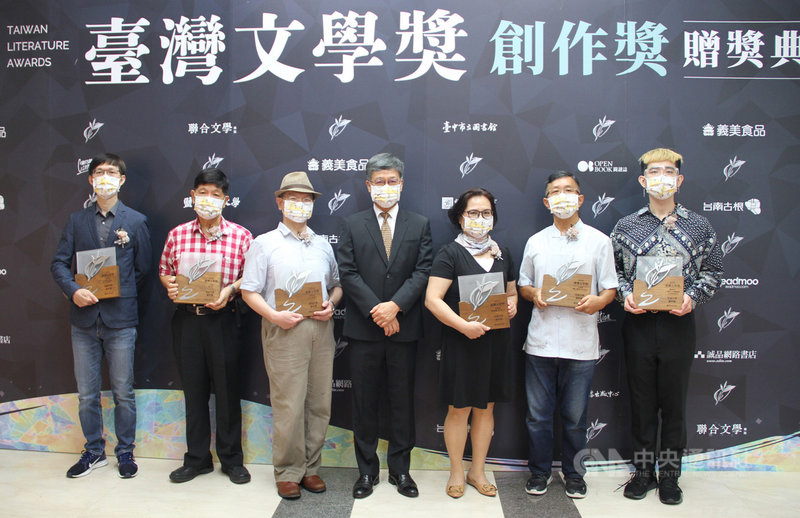 台灣文學獎創作獎7月31日以線上直播方式舉辦頒獎典禮,得獎者黃明峯(左起)、王永成、陳龍廷、廖育辰(右起)、王興寶、黃秋枝與台文館長蘇碩斌(中)合影。(台灣文學館提供)中央社記者邱祖胤傳真 110年8月1日