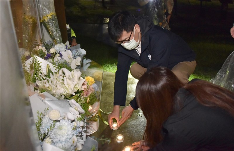 高雄石化氣爆滿7週年,高雄市長陳其邁(後)7月31日深夜前往81氣爆紀念裝置藝術園區獻花致意。(取自陳其邁臉書)中央社記者蔡孟妤傳真 110年8月1日