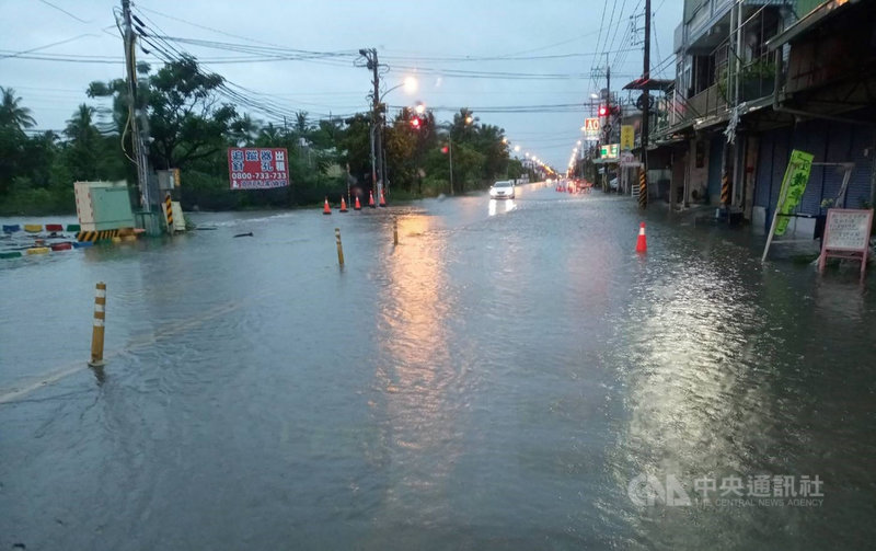 西南氣流帶來的豪大雨不斷,屏東1日各鄉鎮發生淹水、積水災情,部分道路交通中斷。圖為鹽埔鄉大仁東街淹水情形。(屏東消防局提供)中央社記者郭芷瑄傳真 110年8月1日