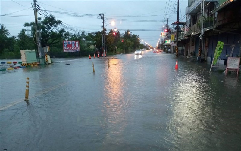 西南氣流帶來的豪大雨不斷，屏東1日各鄉鎮發生淹水、積水災情，部分道路交通中斷。圖為鹽埔鄉大仁東街淹水情形。（屏東消防局提供）中央社記者郭芷瑄傳真　110年8月1日