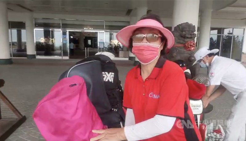 台灣高球好手潘政琮1日在東京奧運高爾夫球男子個人項目延長加賽勝出奪銅,他在苗栗家鄉的母親(圖)興奮表示,「終於吃得下飯」。(民眾提供)中央社記者魯鋼駿傳真 110年8月1日
