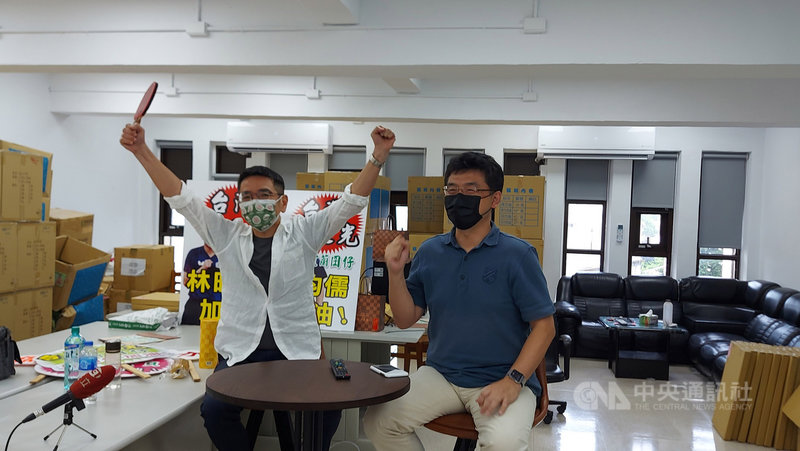 台灣桌球好手林昀儒1日與隊友合作,在東京奧運男子團體賽首輪獲勝,挺進8強。宜蘭市長江聰淵(左)與林昀儒姑丈林大溢(右)坐在電視機前,隔海加油、打氣。(讀者提供)中央社記者沈如峰宜蘭縣傳真 110年8月1日