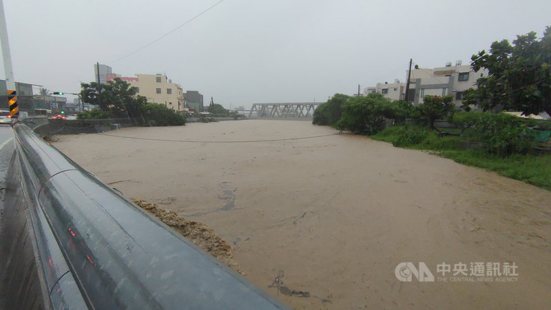 西南氣流帶來的豪大雨不斷,屏東1日9.5小時下了329毫米的雨量,各鄉鎮發生淹水、積水災情,溪水暴漲,到處水淹成河。圖為枋寮鄉北勢溪溪水暴漲。(張仁吉提供)中央社記者郭芷瑄傳真 110年8月1日