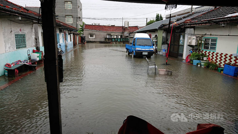 西南氣流影響,雲林縣降下大雨,導致沿海地區多處積淹水,雲林縣水林鄉公所測站至1日中午為止,已測得雨量261.5毫米。(雲林縣政府提供)中央社記者蔡智明傳真 110年8月1日