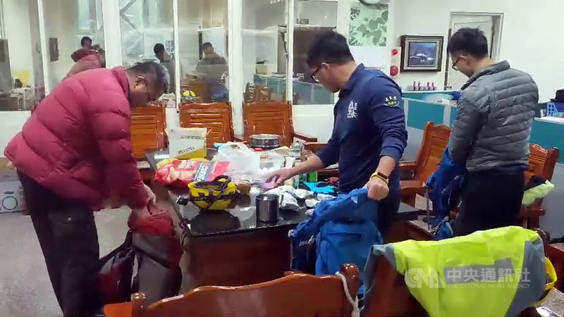 嘉義縣消防局表示,1日下午接獲南投縣消防局轉報,有2名登山客在阿里山豐山村千人洞與水漾森林間迷途求援,派遣2車4人並通報警察局及林務局嘉義林管處派員協助,組成搜救隊前往山區救援。圖為搜救人員整裝準備出發。(嘉義縣消防局提供)中央社記者蔡智明傳真 110年8月1日