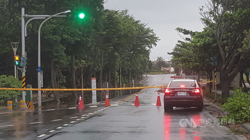 受到西南氣流影響,澎湖地區雨勢不斷,馬公部分低窪路段淹水宣洩不及,形成小河流,警方進行封鎖警戒,管制人車通行。中央社 110年8月1日