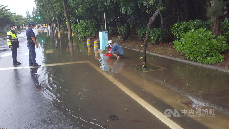 受到西南氣流影響,澎湖地區雨勢不斷,馬公部分低窪路段淹水宣洩不及,警方獲報拉起封鎖線,以確保行車安全。中央社 110年8月1日