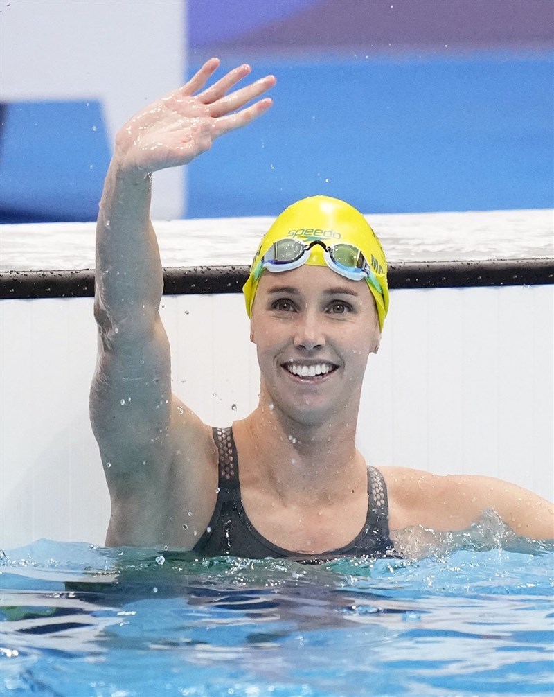 澳洲女將麥肯伊1日在東京奧運50公尺自由式項目改寫奧運紀錄,拿下女子組金牌。(共同社)