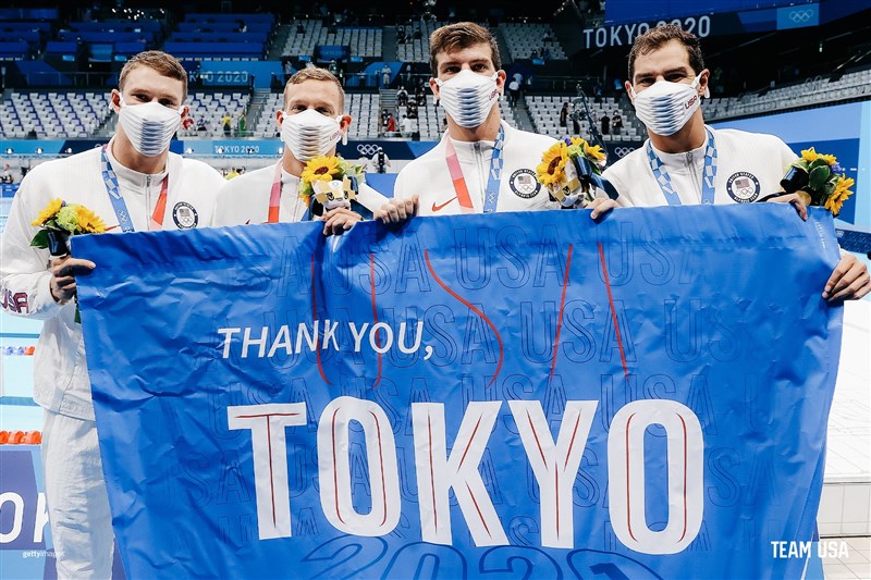 美國泳隊贏得東京奧運男子4x100公尺混合式接力賽金牌,成績也打破世界紀錄。(圖取自twitter.com/TeamUSA)