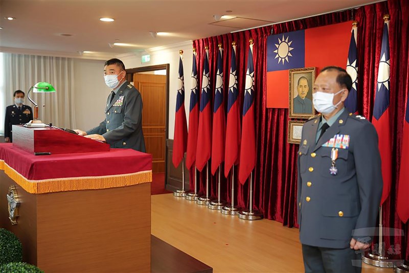 國防部參謀總長陳寶餘上將(中)30日主持新任副參謀總長王興禮中將新職介紹典禮,並期勉官兵持續戮力戰備整備,強化聯合作戰機制。(圖取自軍聞社)中央社記者鍾佑貞傳真 110年7月30日
