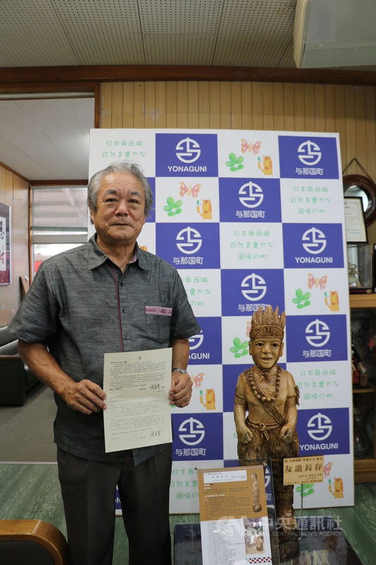 花蓮市姊妹市、日本與那國町長外間守吉(圖)8月底將卸任,花蓮市長魏嘉賢獲知後,特地致贈木雕藝品「勇士」作為紀念,外間守吉收到後與作品合影,並將照片傳來表達感謝。(花蓮市公所提供)中央社記者李先鳳傳真 110年8月1日
