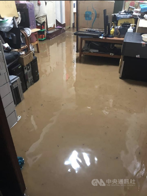 彰化地區降下大雨,彰化市福山里有2戶人家後方山坡地發生土石泥流灌進民宅,屋內都是泥水,所幸無人受傷。(翻攝照片)中央社記者吳哲豪傳真 110年8月1日