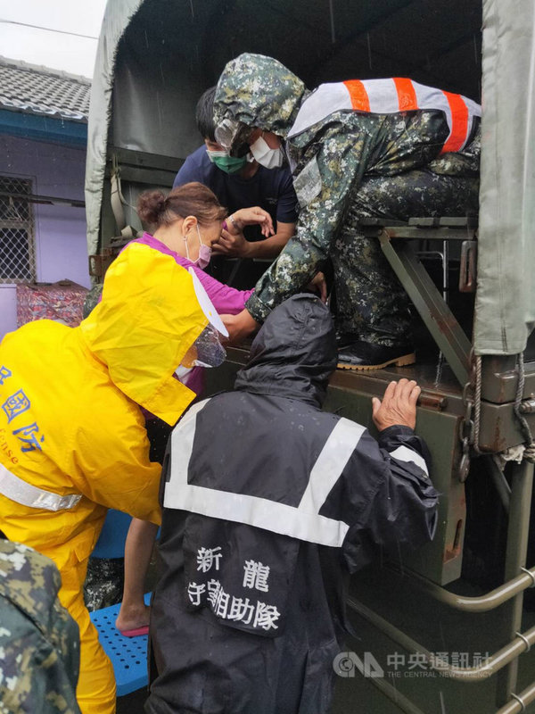 南台灣因西南氣流豪雨不斷,國軍第四作戰區指揮部派遣人員機具,分別進駐屏東枋寮鄉、高雄美濃區及台南大內區,協助執行鄉民撤離等任務。(國軍第四作戰區指揮部提供)中央社記者蔡孟妤傳真 110年8月1日