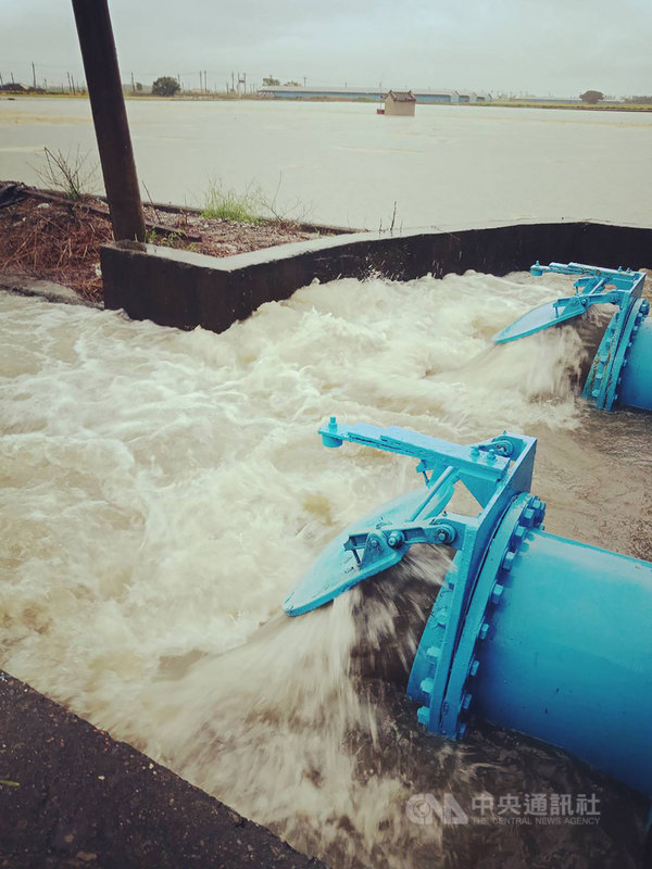 受西南氣流影響,雲林縣1日大雨導致沿海地區多處積淹水,以水林鄉較為嚴重,縣府已緊急調派移動式抽水機排水。(雲林縣政府提供)中央社記者蔡智明傳真 110年8月1日