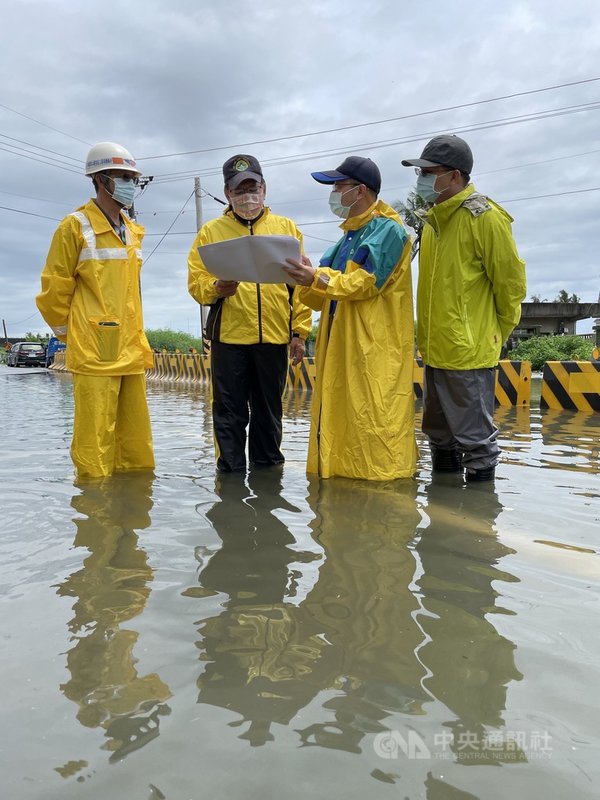 西南氣流帶來旺盛雨勢,屏東縣1日累積至下午2時所下的雨量達384毫米,有10多個鄉鎮的低窪區淹水,縣長潘孟安(左2)視察水情。(屏東縣政府提供)中央社記者郭芷瑄傳真 110年8月1日