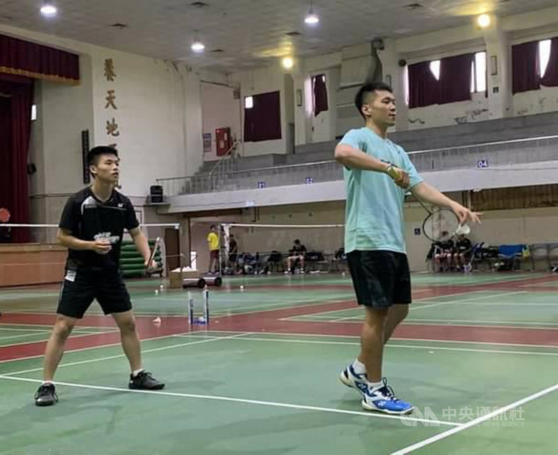 台灣羽球男雙組合王齊麟、李洋(右)勇奪本屆東京奧運羽球男子雙打金牌,為國爭光。基隆高中校長鍾定先指出,李洋只要有空,就會回母校基隆高中指導學弟妹,同時也探望教練鄭永成和師母楊燕萍。(基隆高中提供)中央社記者王朝鈺傳真 110年8月1日