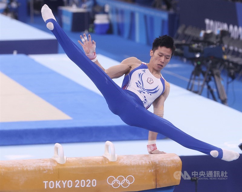 「鞍馬王子」李智凱1日在東京奧運體操男子鞍馬單項決賽登場,從上馬、迴旋一直到下馬一路動作行雲流水,拿下總分15.400的高分,成功為台灣拿下奧運體操隊史上首面銀牌。中央社記者吳家昇攝 110年8月1日