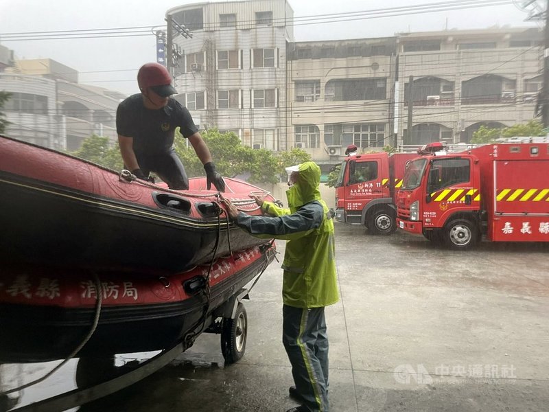嘉義縣市2日上午降豪雨,新港消防分隊前嚴重積水,消防人員立即將救災、救護車輛移至高處,不影響出勤任務。(新港消防分隊提供)中央社記者黃國芳傳真 110年8月2日