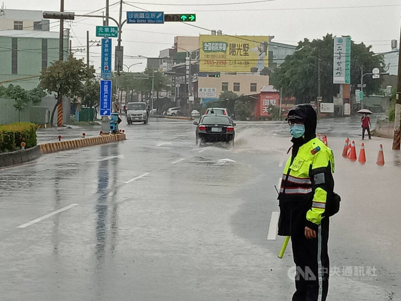 台中市2日上午降下大雨,沙鹿地區多處路面積水,警方現場指揮交通。(民眾提供)中央社記者趙麗妍傳真 110年8月2日