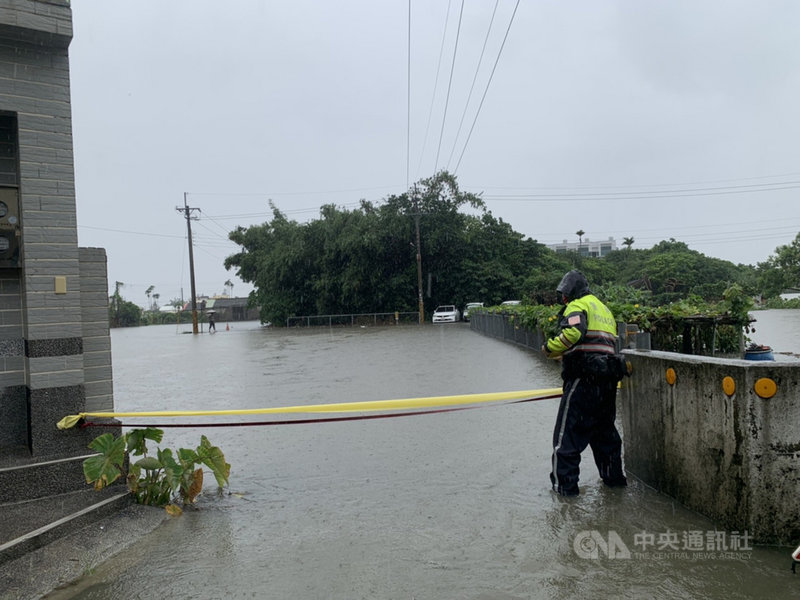 西南風偏強及低壓帶影響，彰化縣線西、伸港、和美等較靠海鄉鎮2日雨勢很大，許多地勢低窪區域、道路淹水，彰化縣警察局和美分局派員巡視，並在淹水路段拉封鎖線管制。（和美分局提供）中央社記者蕭博陽彰化縣傳真  110年8月2日